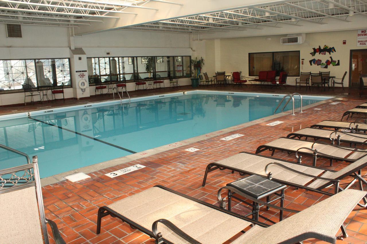 Ramada By Wyndham Buffalo Downtown Exterior foto